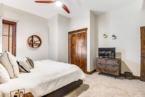 Perfectly Placed 2 Bedroom Vacation Rental in Historic Downtown Brecke