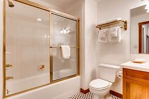 Perfectly Placed 2 Bedroom Vacation Rental in Historic Downtown Brecke