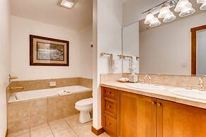 Perfectly Placed 2 Bedroom Vacation Rental in Historic Downtown Brecke