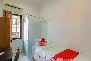 Super OYO 866 Idola Residence