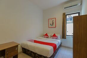 Super OYO 866 Idola Residence