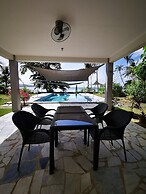 Sunset Cove Beach & Dive Resort