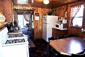 #7 - Northwoods Retreat 3 Bedroom Cabin by RedAwning