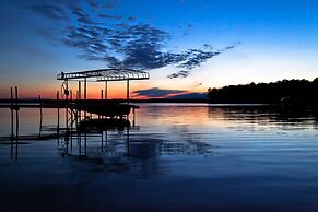 #7 - Northwoods Retreat 3 Bedroom Cabin by RedAwning