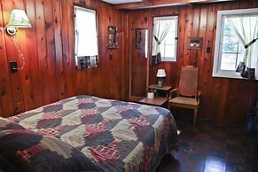#4 - Loon's Landing 2 Bedroom Cabin by RedAwning
