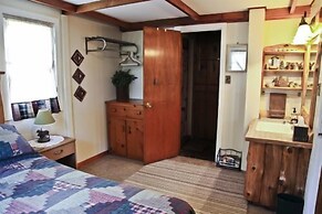 #4 - Loon's Landing 2 Bedroom Cabin by RedAwning