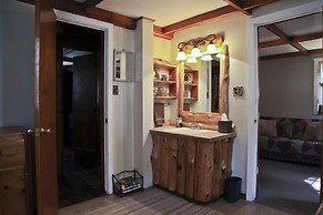 #4 - Loon's Landing 2 Bedroom Cabin by RedAwning