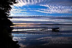 #8 - Mackinac Point 1 Bedroom Cabin by RedAwning