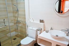 Behlys Airport sunset view Apt