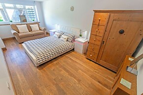 Shippenrill Croyde 6 Bedrooms, Sleeps 14, Hot Tub