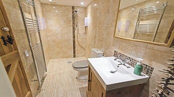 Shippenrill Croyde 6 Bedrooms, Sleeps 14, Hot Tub