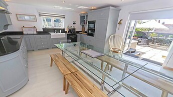 Shippenrill Croyde 6 Bedrooms, Sleeps 14, Hot Tub