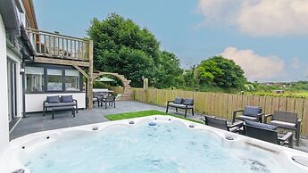 Bag-end House 7 Bedrooms, Sleeps 14, Hot Tub