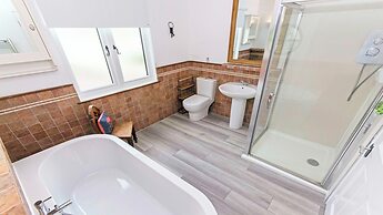 Bag-end House 7 Bedrooms, Sleeps 14, Hot Tub