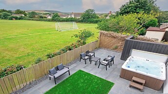 Bag-end House 7 Bedrooms, Sleeps 14, Hot Tub