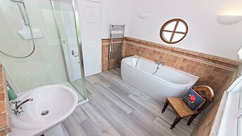 Bag-end House 7 Bedrooms, Sleeps 14, Hot Tub