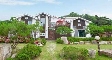 Gyeongju Woorinuri Pension