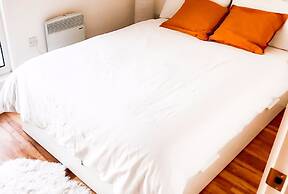 Bright 2BR Apartments Quays