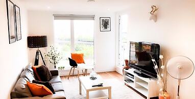 Bright 2BR Apartments Quays