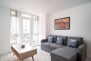Modern Bright Apartment Near Centre