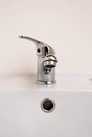 Modern Bright Apartment Near Centre