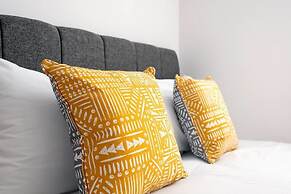 Modern Bright Apartment Near Centre