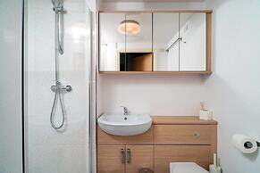 Modern Bright Apartment Near Centre