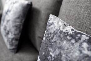 Modern Bright Apartment Near Centre