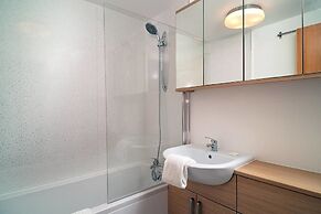 Modern Bright Apartment Near Centre