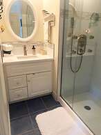 Cottage on Caledonia Bed & Breakfast