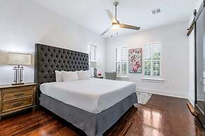 Spacious Townhouse close to FQ & City Hot Spots