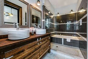 Spacious Townhouse close to FQ & City Hot Spots