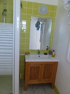 Au Petit Canal Fleuri