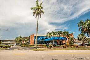 Amazing Apartment,hallandale Beach, Walk to Ocean!