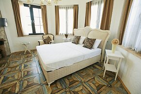 Alacati Albatross Hotel