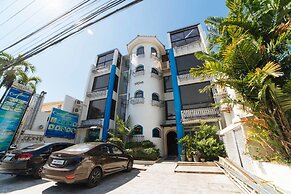 RedDoorz Plus @ Aguirre Avenue BF Homes