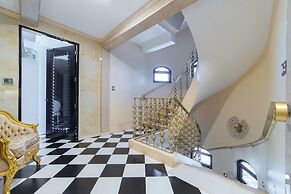 RedDoorz Plus @ Aguirre Avenue BF Homes