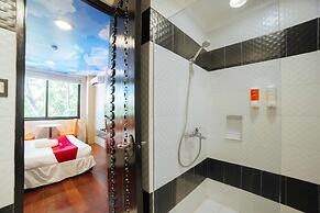 RedDoorz Plus @ Aguirre Avenue BF Homes