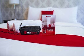 RedDoorz Plus @ Aguirre Avenue BF Homes