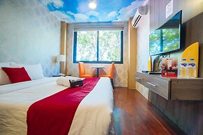 RedDoorz Plus @ Aguirre Avenue BF Homes