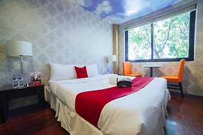 RedDoorz Plus @ Aguirre Avenue BF Homes