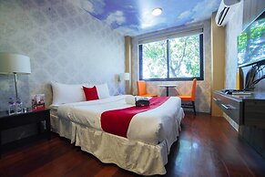 RedDoorz Plus @ Aguirre Avenue BF Homes