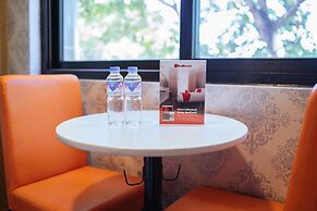 RedDoorz Plus @ Aguirre Avenue BF Homes