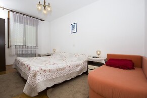 Apartments and Rooms Krstinić