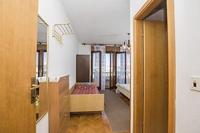 Apartments and Rooms Krstinić
