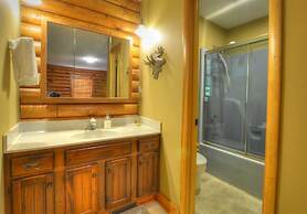 Rippling Waters Lodge 3 Bedroom Cabin by RedAwning