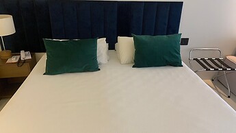 HY Beach Flats - International