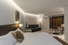 HY Beach Flats - International