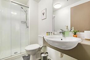 Decorated Central City Apt w 2 Bathrooms