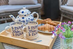 JOIVY Luxury Carlton Terrace Main Door Apartment